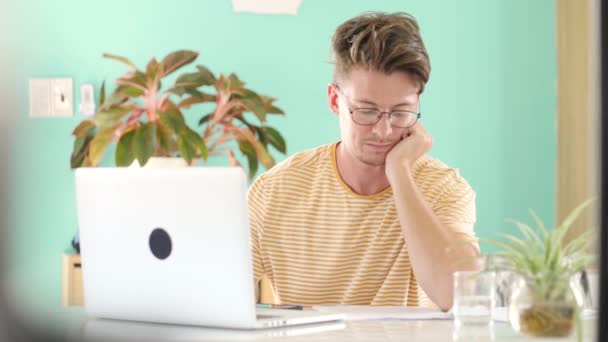 Close up empresário focado trabalhando no computador portátil no escritório em casa . — Vídeo de Stock