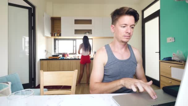 Valkoihoinen mies työskentelee kotona kannettavan tietokoneen kanssa, stressi järkyttynyt saada huonoja uutisia . — kuvapankkivideo