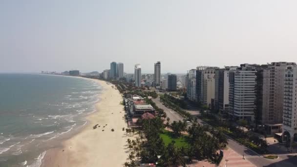 Вид з повітря на порожній міський пляж, без натовпу і трафіку під час карантину . — стокове відео