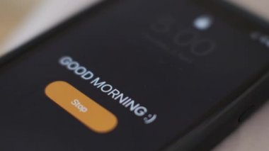 Günaydın, telefondaki çalar saat, yakın plan. El vuruşu dur..