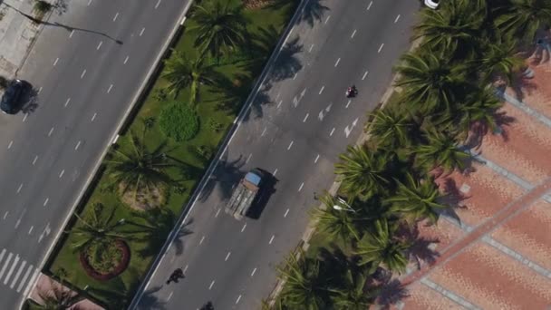 Shora dolů a zvětšit pohled na dálnici s několika vozidly a krásnou zelení. — Stock video