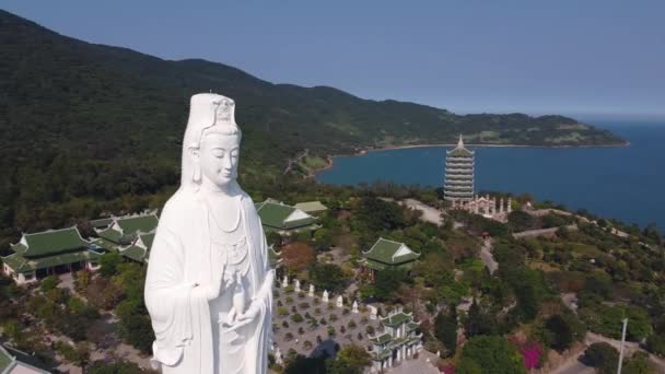 Spektakulär antenn syn på Linh Ung Bai Men pagoda högsta dam buddha Vietnam. — Stockvideo