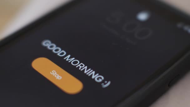 God morgon väckarklocka på telefonen, närbild. Stopp för handtappning. — Stockvideo