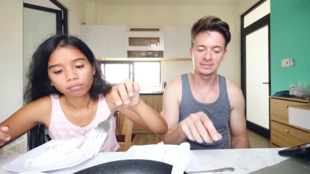 Pareja joven comiendo comida casera cocinada en casa — Vídeo de stock