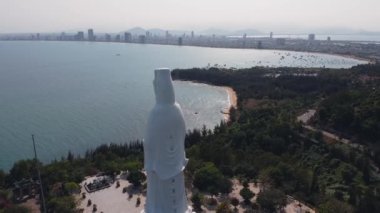 Son Tra Yarımadası 'ndaki Buddha Da Nang Linh Ung Pagoda. Havadan panoramik çekim.