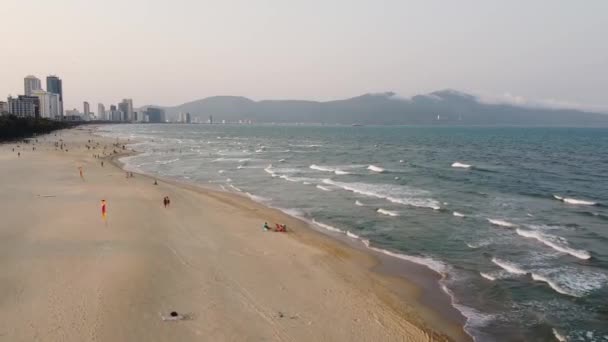 Turistler ve yerel halk üzerinde hava görüntüsü hafta sonları bir şehir plajında toplanıyor. — Stok video