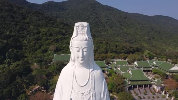 Vue cinématographique du visage de la majestueuse Lady Buddha Linh Ung Bai Mais pagode . — Video