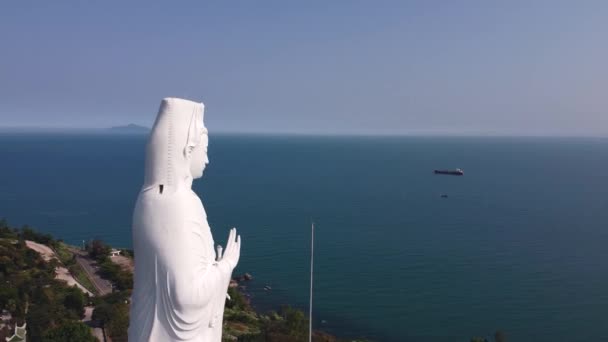 Prachtig uitzicht op witte Lady Boeddha Linh Ung Pagoda op idyllische schilderachtige uitzicht. — Stockvideo