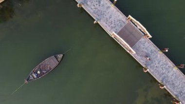 Hoi An Veitnam 'da küçük bir köprüdeki hava manzarası ve nehir üzerindeki küçük tekneler..