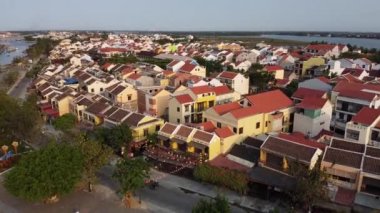 Hoi An, Vietnam 'daki eski ve modern evlerin havadan görünüşü.