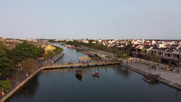 Vista aérea del río Thu Bon en el casco antiguo de Hoi An distrito histórico de la ciudad . — Vídeos de Stock