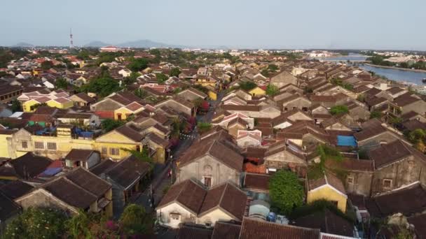 Shora dolů letecký pohled na staré město starobylé domy střechy v Hoi An Vietnam. — Stock video