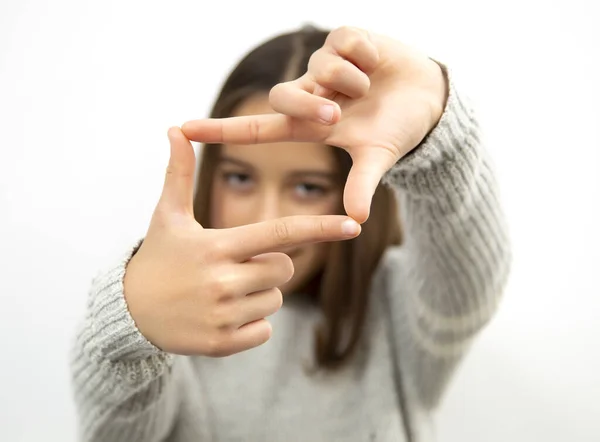 Finger Fokus Flicka Pekar Något — Stockfoto