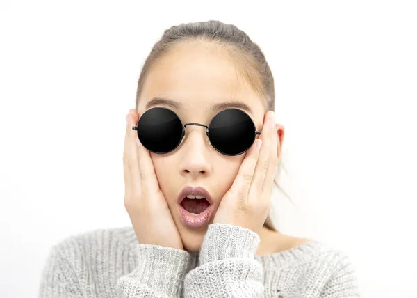 Překvapená Mladá Dívka Letní Módní Sluneční Brýle — Stock fotografie