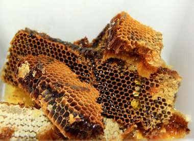 Yakın çekim sağlıklı taze ve aromatik sarı sarı petek içinde hafif bir arka plan