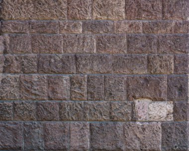 Tuğla duvar. Büyük kahverengi tuğla duvar arka plan ve doku. Eski püskü yapısı ile kırmızı kahverengi tuğla duvar. Retro House cephe. Büyük kırmızı-kahverengi tuğla duvar