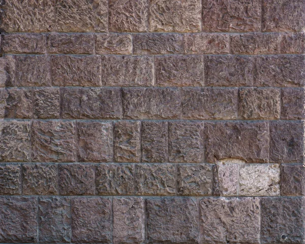 Tuğla duvar. Büyük kahverengi tuğla duvar arka plan ve doku. Eski püskü yapısı ile kırmızı kahverengi tuğla duvar. Retro House cephe. Büyük kırmızı-kahverengi tuğla duvar