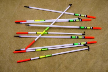 Balık tutma katranlı muşamba arka plan üzerinde yüzen.