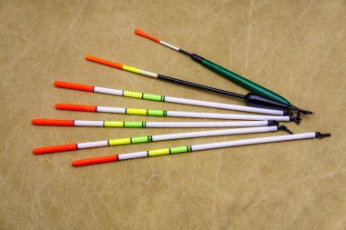 Balık tutma katranlı muşamba arka plan üzerinde yüzen.