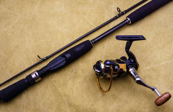 Çubuk balıkçılık reel katranlı muşamba arka plan üzerinde ile iplik. Tüm arka plan üzerinde olta takımı.