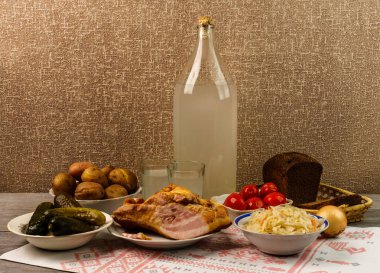 Ukrayna Ulusal içecek ve aperatif. Büyük şişe ve bardak kaçak içki eski ahşap tablo 