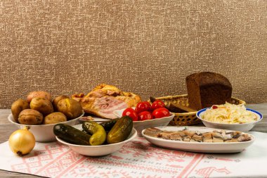 Ukrayna Ulusal yemek fırında patates. Bütün patates derileri lahana turşusu, tuzlanmış ringa balığı, Marine domates ve salatalık ile