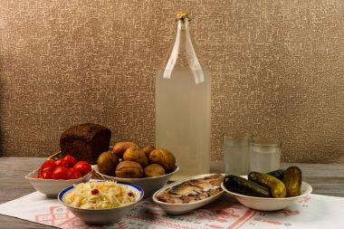 Ukrayna Ulusal içecek ve aperatif. Büyük şişe ve bardak 