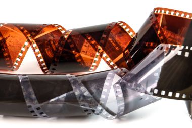 35mm fotoğraf film. Beyaz izole eski Foto film negatif. Fotoğraf filmi şerit izole üzerinde beyaz arka plan. Siyah ve beyaz renkli film