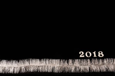 Noel ve yeni yıl tatilleri süslemeleri. Beyaz garland siyah arka plan üzerine izole.