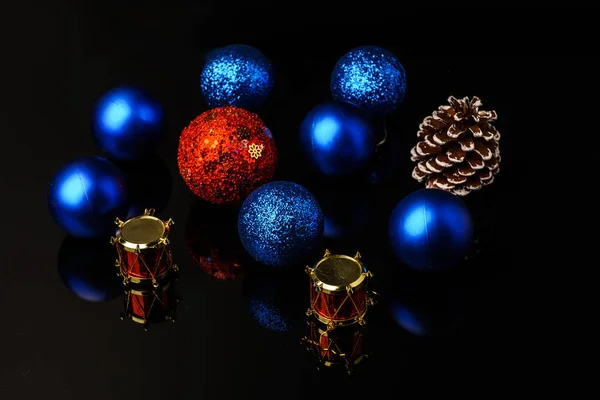 Décorations de Noël et du Nouvel An. Boules de Noël multicolores et guirlande isolée sur fond noir . — Photo