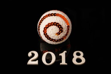 Noel ve yeni yıl tatilleri süslemeleri. Siyah arka plan üzerine izole beyaz Noel top.