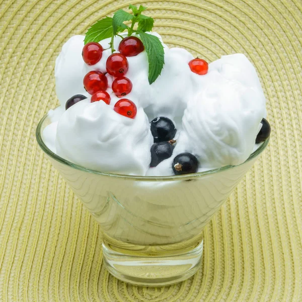 Вкусное мороженое с красной смородиной в стеклянной вазе. Спелые красные c — стоковое фото
