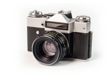 Retro film fotoğraf makinesi beyaz arka plan üzerinde izole. Eski analog