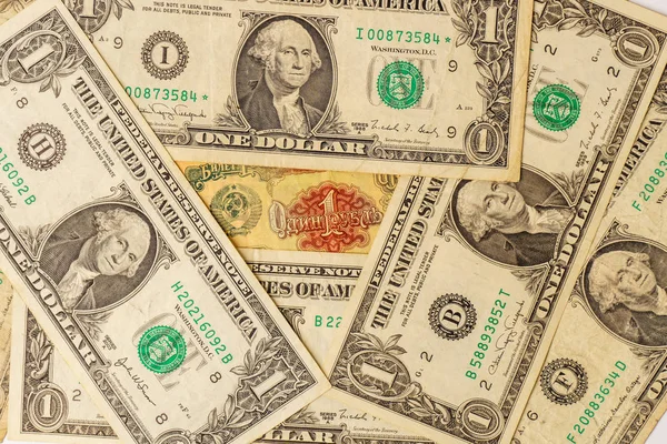 अमेरिकी एक डॉलर के बिल के साथ पूर्व सोवियत संघ के पुराने बैंकनोट। 1 रूबल यूएसएसआर और कई अमेरिकी एक डॉलर बिल . — स्टॉक फ़ोटो, इमेज