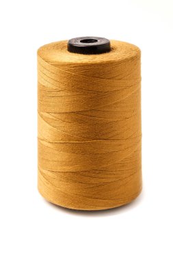 Beyaz arka plan üzerinde izole renkli bobin. Renkli pamuk ya