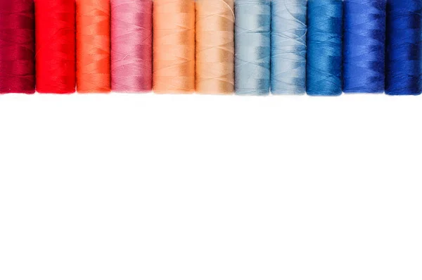 Bobines colorées isolées sur fond blanc. Coton coloré ya — Photo