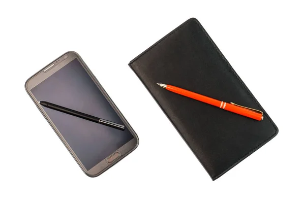 Смартфон зі стилусною ручкою та чорним блокнотом з червоною ручкою — стокове фото
