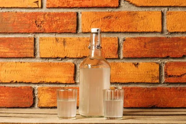 Die Flasche Wodka und zwei Schnapsgläser draußen. Flasche und Sho — Stockfoto