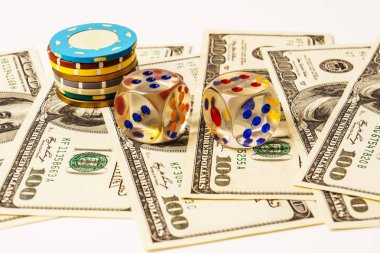 Poker fişleri ve zar Amerikan yüz zemin üzerine