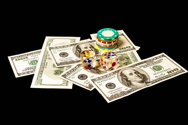Μάρκες πόκερ και ζάρια με αμερικανική εκατό δολάρια γραμμάτια σε — Φωτογραφία Αρχείου