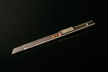 Kesme kağıt üzerinde siyah bac izole için profesyonel metal bıçak