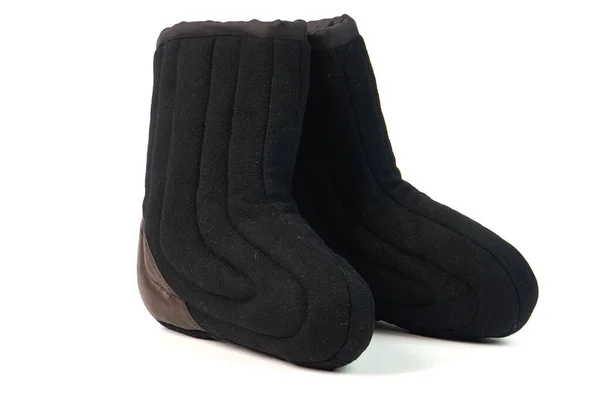 Ruso tradicional invierno negro botas-burki aislado sobre fondo blanco. Zapatos calientes para ancianos —  Fotos de Stock