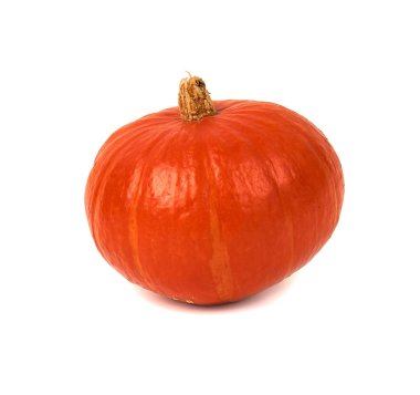 Taze olgun Hokkaido kabağı beyaz arka planda izole edilmiş.