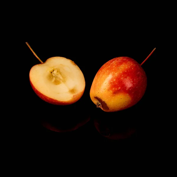 Maturare mele selvatiche isolate su sfondo nero — Foto Stock