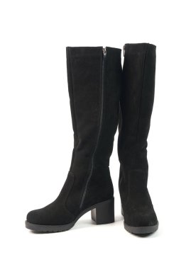 Zarif kadınların uzun siyah kış topuklu botları beyaz arka planda izole.