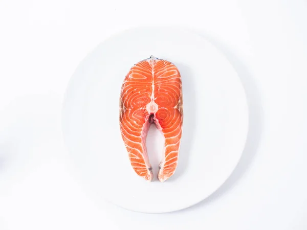 Çiğ somon filetosu.