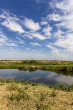 Bulutların altındaki göle.