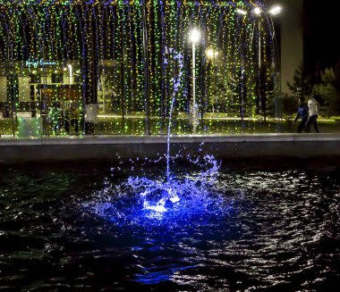 Parktaki çeşme damlacıklar içinde