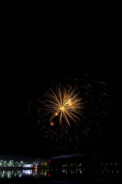 Feuerwerk Und Feuerwerk Der Nacht Auf Dem See — Stockfoto