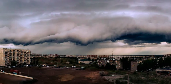 Una Nube Enorme Sotto Forma Pozzo Galleggia Sulla Città — Foto Stock